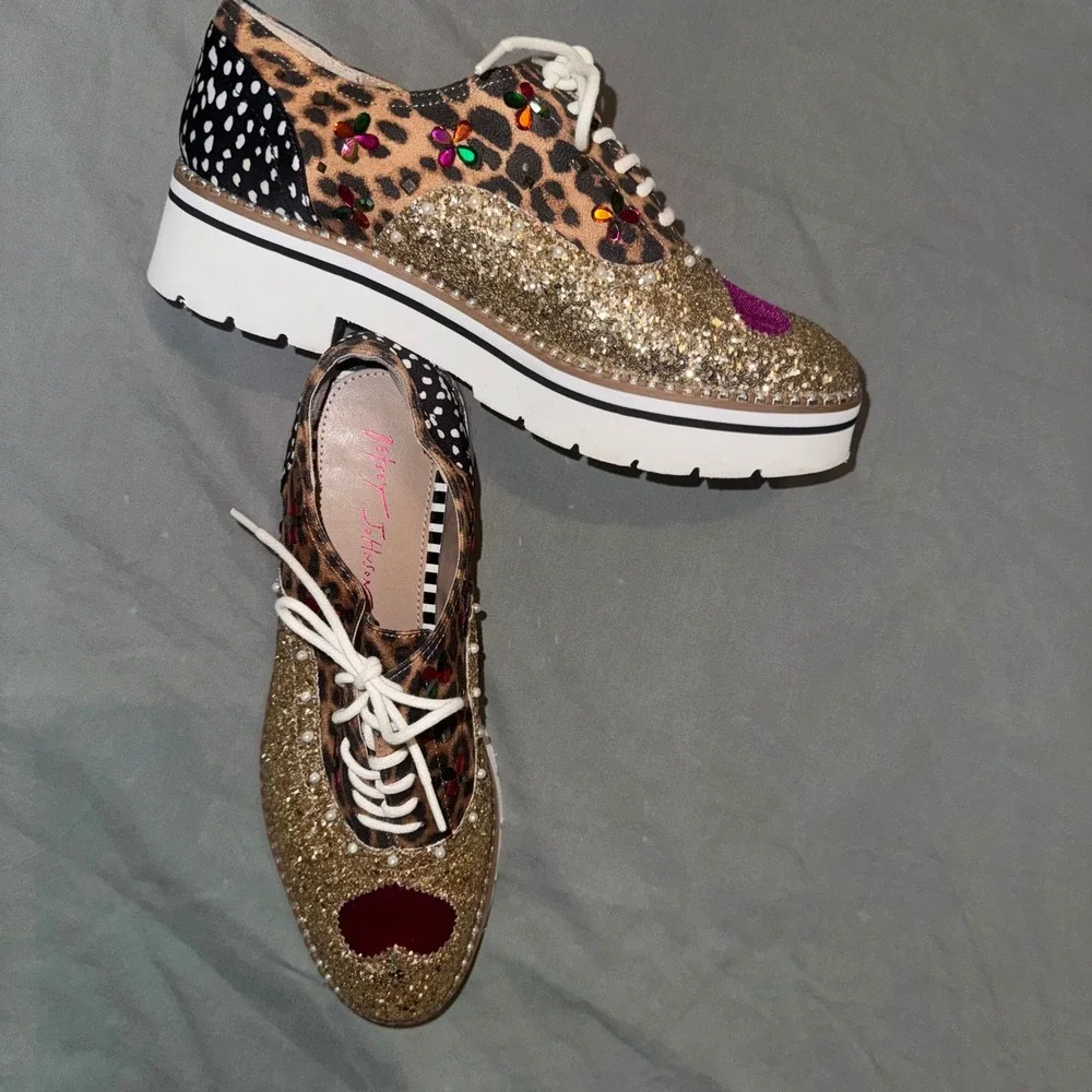 Betsey Johnson Pixxy Oxford Shoes 7.5 Gold Glitter Leopard Heart Pearl Lace Up